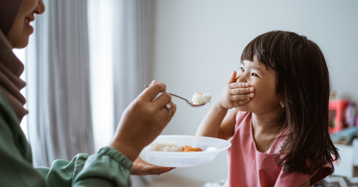 Why it’s OK to Let Kids Make a Mess at Mealtimes and What You Can Do to Manage it